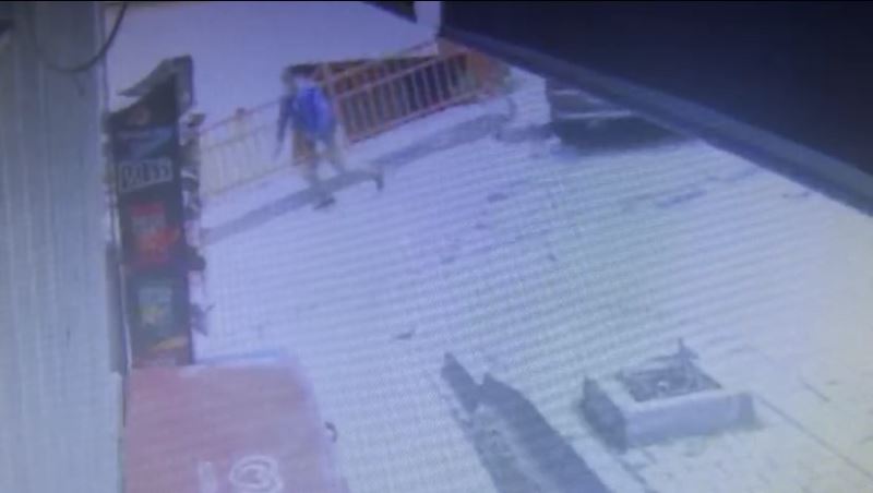 İstanbul’da uzun namlulu silahla saldırı anları kamerada: Silahını çekip peşlerinden koştu