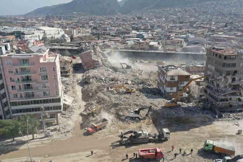 Büyükşehir, Hatay’da ağır hasarlı 51 binanın yıkımını gerçekleştirdi