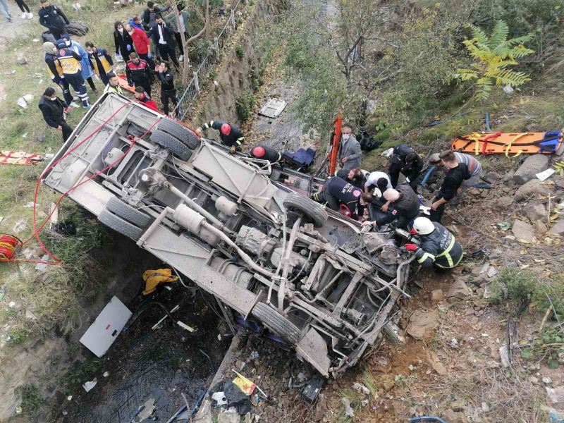 4’ü öğrenci 5 kişinin hayatını kaybettiği feci servis kazası için keşif yapılacak
