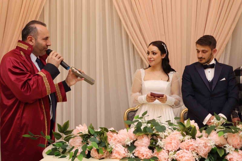 Hataylı depremzede çifte Yalova’da buruk nikah töreni
