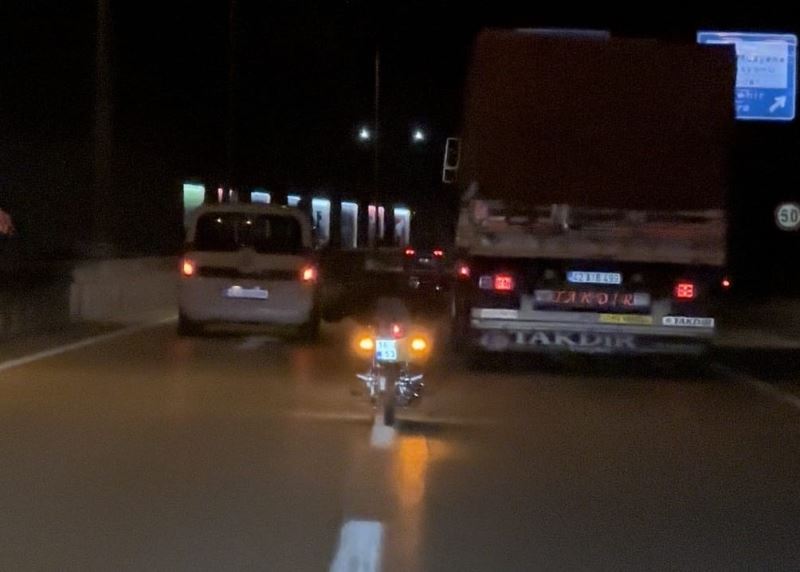 Motosikletin üzerine yatarak kullanan sürücü kameraya yansıdı
