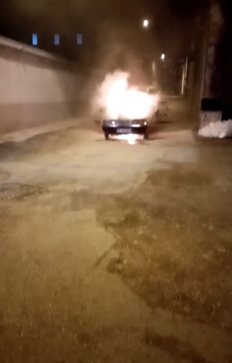 Bursa’da seyir halindeki otomobil, alev alev yanarak kül oldu
