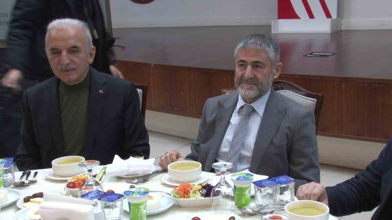 Bakan Nebati, Ümraniye’de depremzedelerle iftar yaptı
