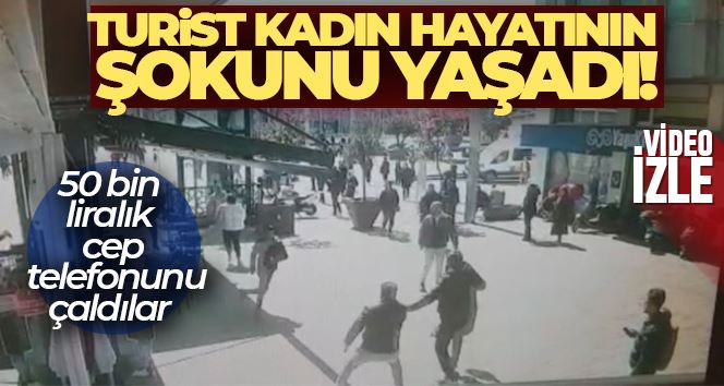 Taksim Meydanı’nda turist kadına kapkaç kamerada: Çay bardağı fırlatıp çelme taktılar