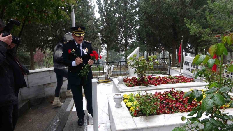 Polis haftasında şehitler de unutulmadı, emniyet müdürü tek tek mezarlarına karanfil bıraktı
