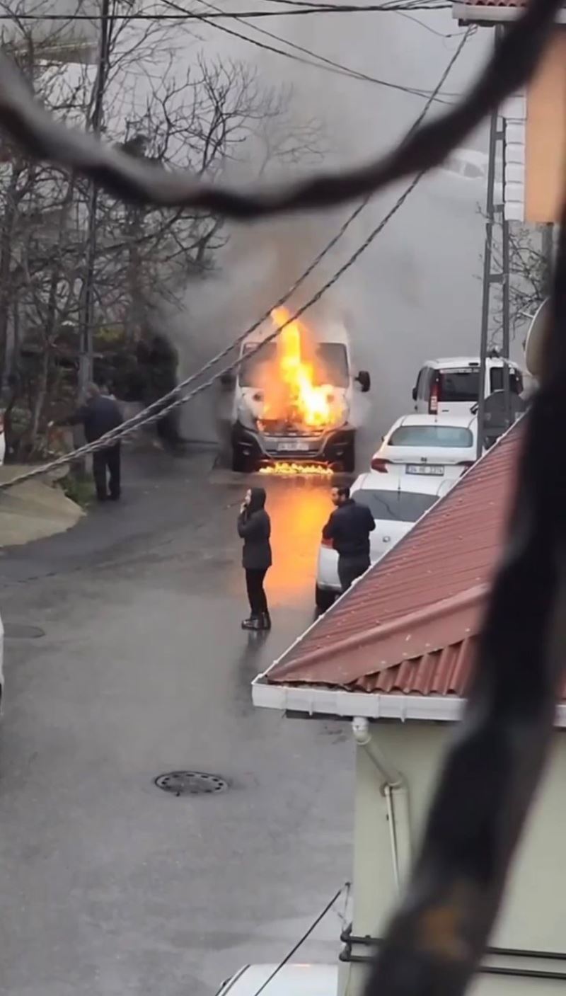 Beykoz’da okul servisi alev alev yandı