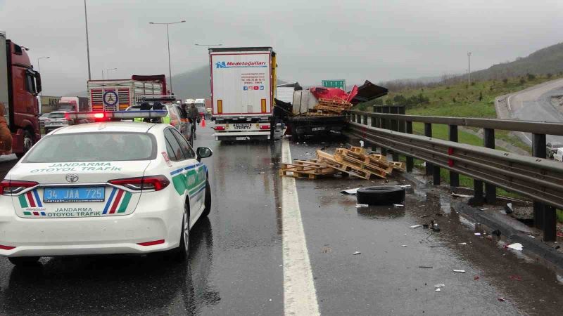 Çekmeköy’de art arda iki kaza: Tır ve kamyonet birbirine girdi
