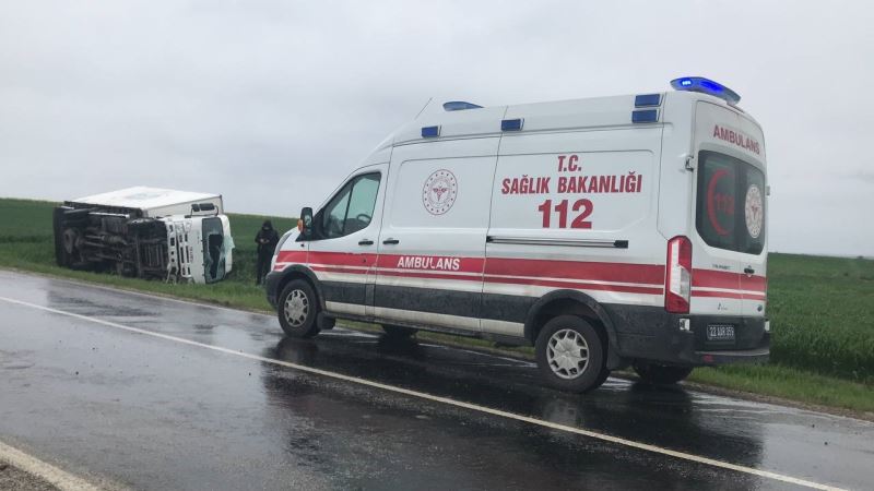 Edirne’de ekmek yüklü kamyonet devrildi: Sürücü ve kardeşi araç camını kırarak çıkabildi
