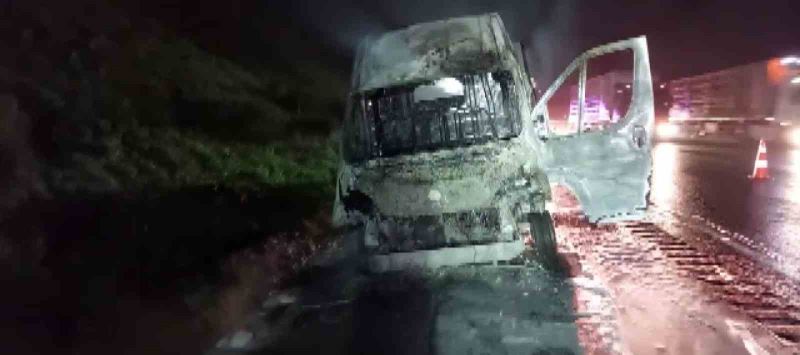 Kuzey Marmara Otoyolu’nda araç yangını: Minibüs küle döndü
