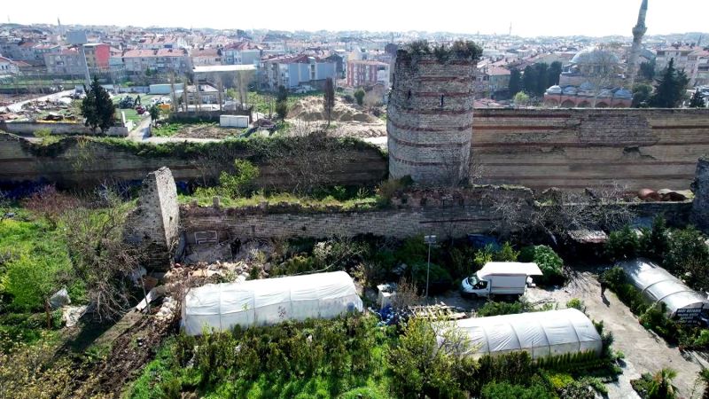 Silivrikapı’da bulunan surlarının yıkılan bölümü havadan görüntülendi