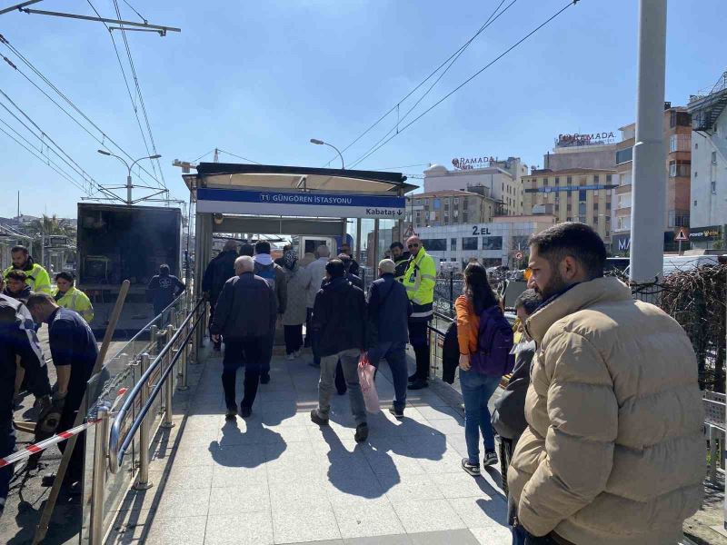 Güngören’de tramvay raydan çıktı