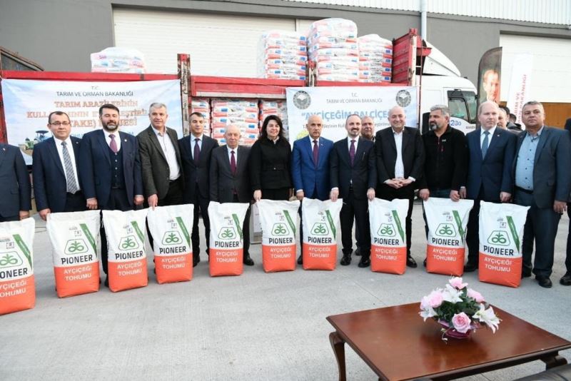 Tarım ve Orman Bakanı Kirişci, üreticilere tohum dağıttı
