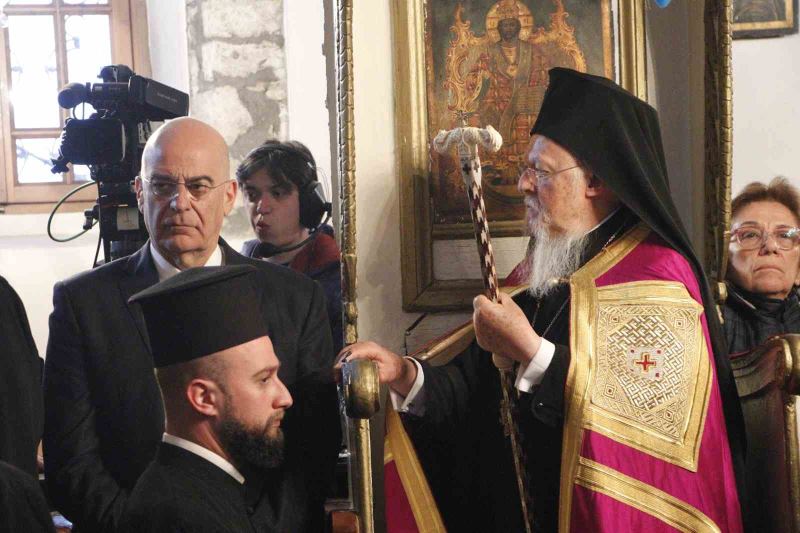 Yunanistan Dışişleri Bakanı Nikos Dendias, Gökçeada’da Patrik Bartholomeos’un yönettiği ayine katıldı
