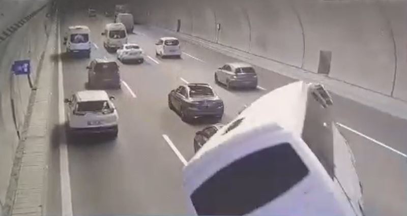 Çağlayan Adliyesi personelini taşıyan servis aracının kaza yaptığı anlar kamerada