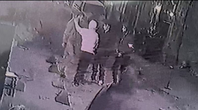 Taksim’de bıçaklı “çakmak isteme” kavgası kamerada: Darbedip bıçakladılar