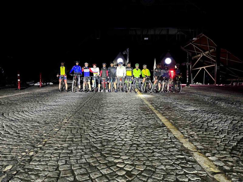 Bursa’da bisiklet tutkunları iftar sonrası Uludağ’a pedal çevirdi
