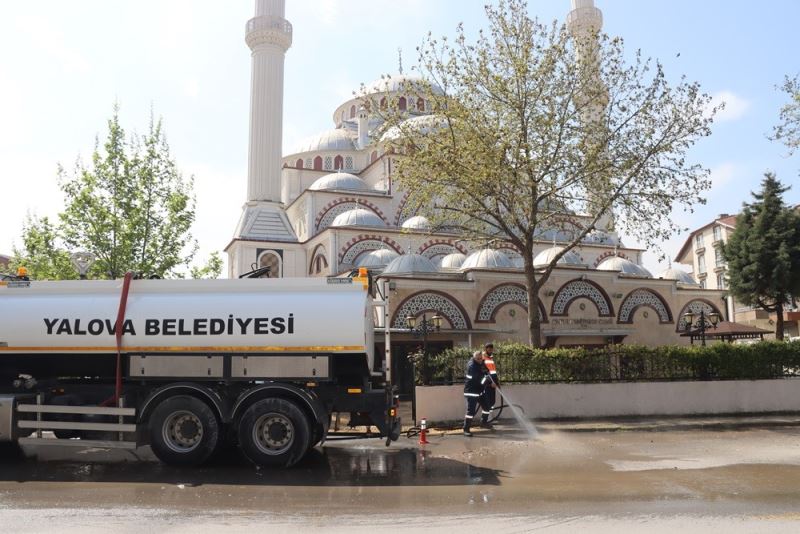 Yalova Belediyesi’nden camilerde bayram öncesi temizlik