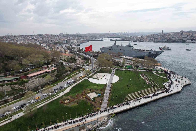 TCG Anadolu gemisini görmek isteyen vatandaşlar 2 km kuyruk oluşturdu
