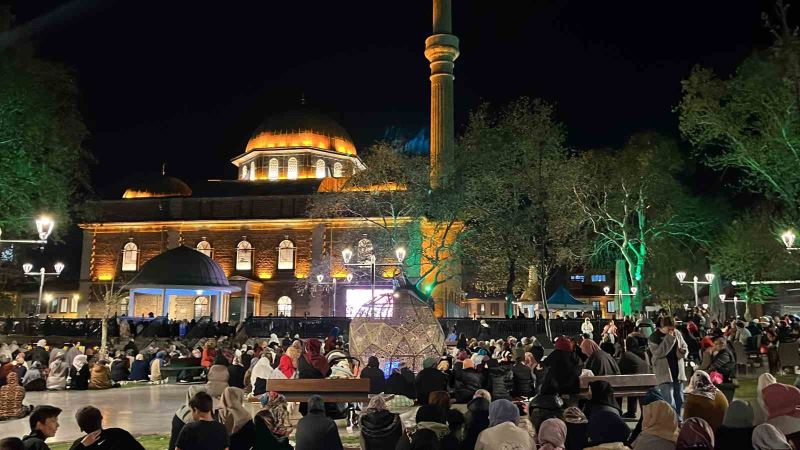 Kadir Gecesi’nde Balıkesir’de camiler doldu taştı
