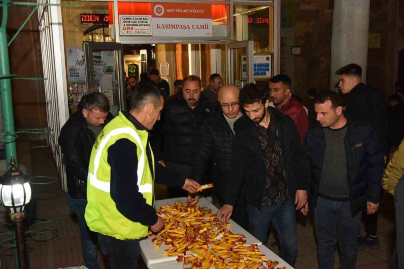 Bozüyük Belediyesi’nden Kadir Gecesi’nde şeker ikramı