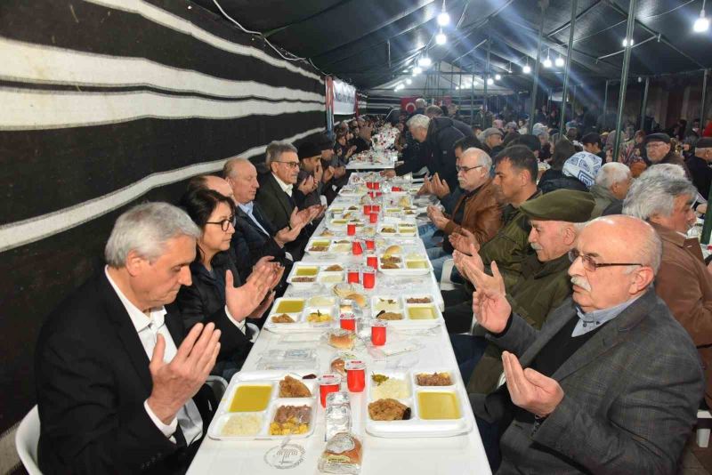 Başkan Bakkalcıoğlu Kadir Gecesi’nde orucunu hemşehrileri ile birlikte açtı