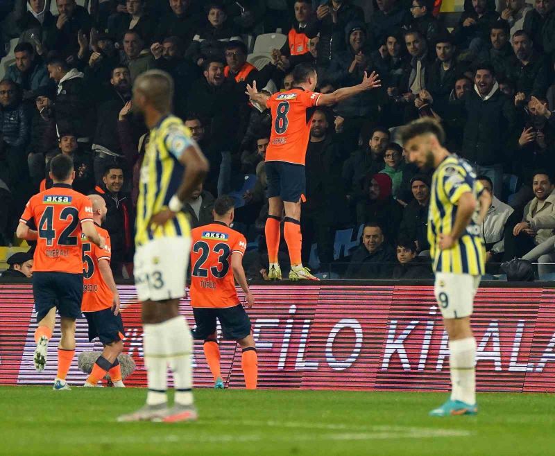 Spor Toto Süper Lig: Medipol Başakşehir: 1 - Fenerbahçe: 0 (İlk yarı)
