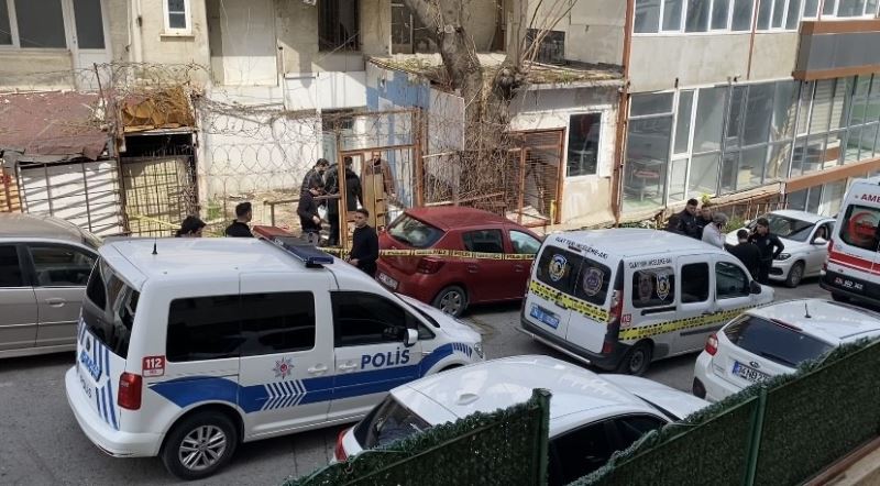 Kadıköy’de güvenlik, tadilattaki hastaneye izinsiz giren kişiyi vurdu
