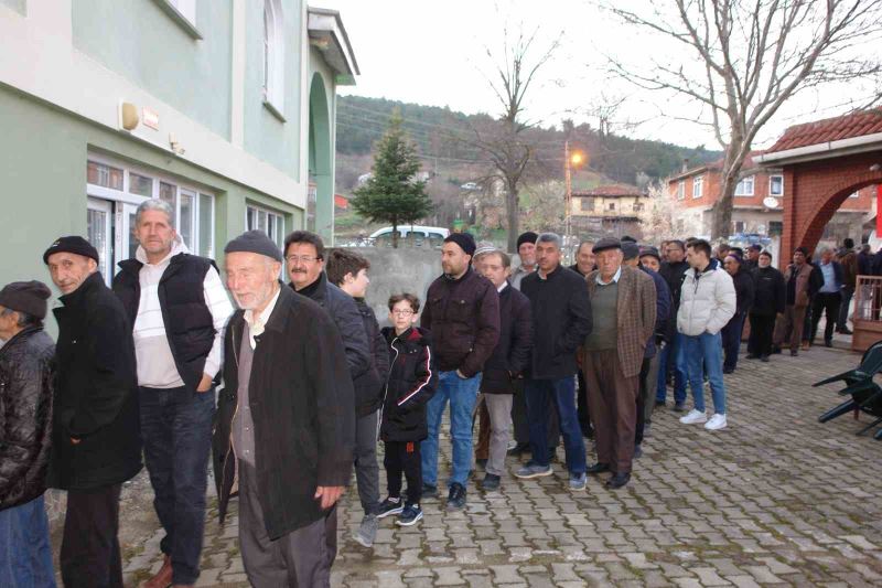 16 yıldır köy meydanında aynı sofrada oruç açıyorlar
