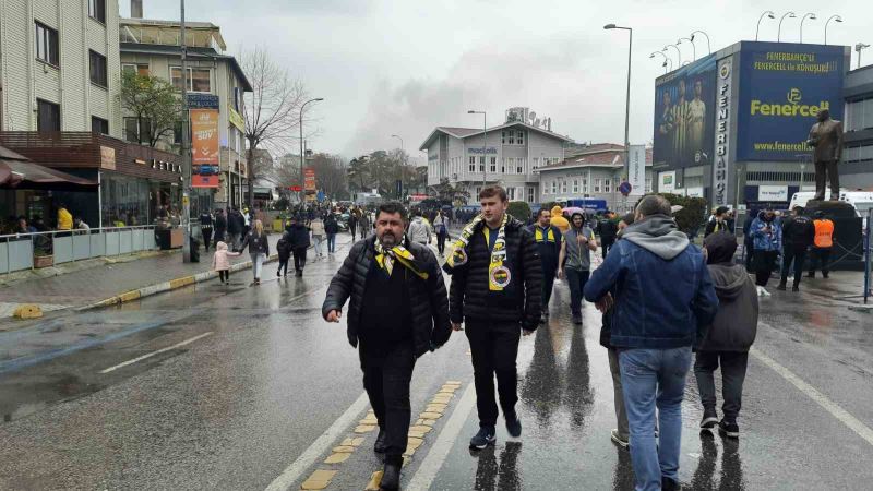 Fenerbahçeli taraftarlar, Kadıköy’e akın etti
