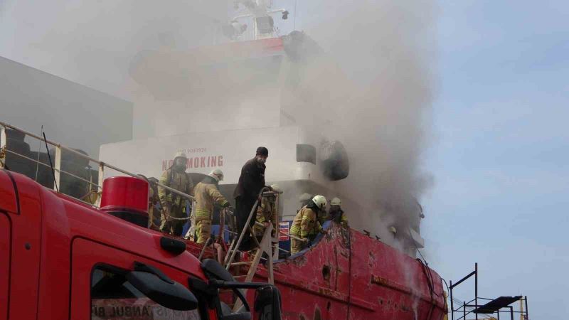 Tuzla’da bakımda olan yağ tankerinde yangın çıktı