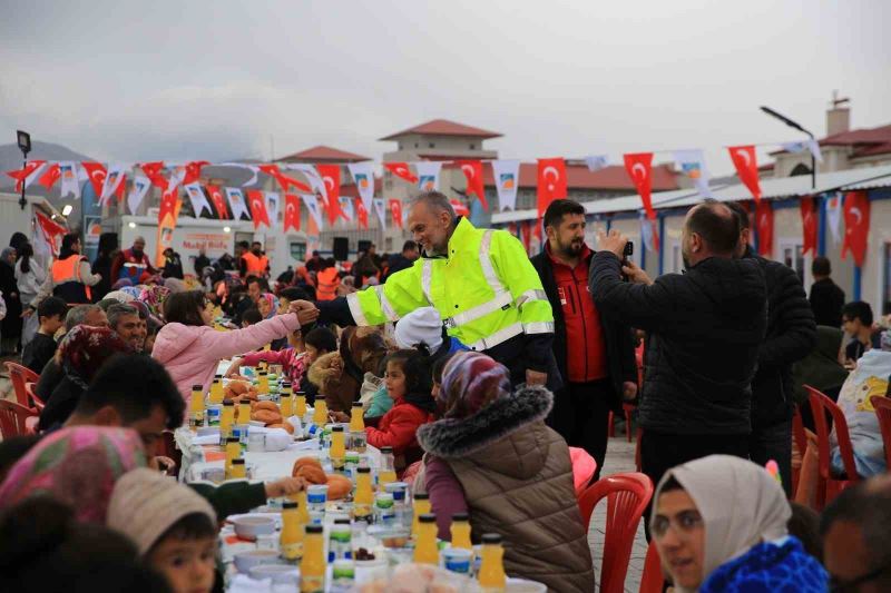 AK Parti Milletvekili Mahir Ünal’dan konteyner kente bayram ziyareti
