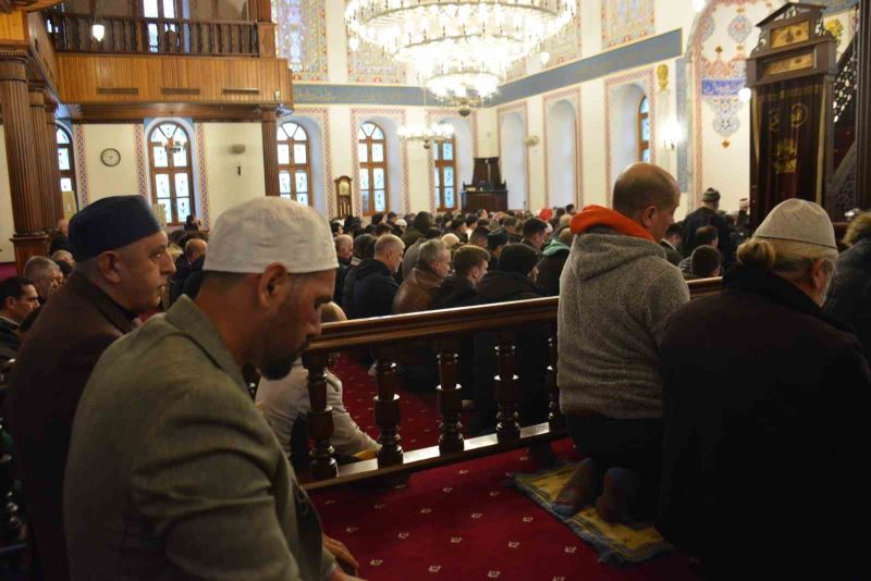 Kocaeli’de vatandaşlar bayram namazı için camileri doldurdu
