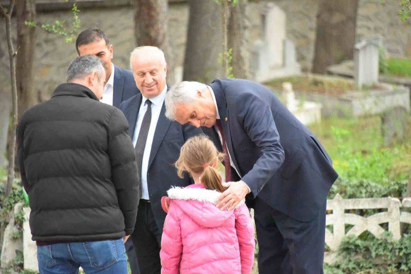 Mezarlık ziyaretine gelen vatandaşların bayramını kutladı
