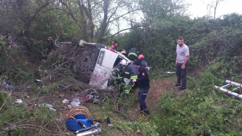 TEM’de servis minibüsü şarampole yuvarlandı: Çok sayıda yaralı var
