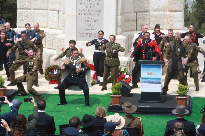 Yeni Zelanda askerleri atalarını ’Haka’ dansıyla andı
