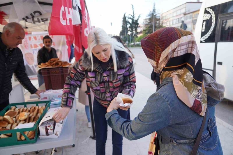 Başkan V. Subaşı işçilere simit ve meyve suyu ikram etti