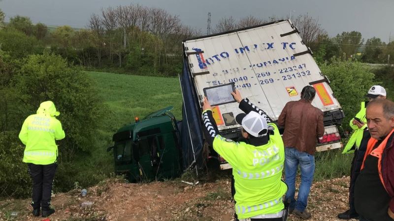 Edirne’de kayganlaşan yolda tır tarlaya uçtu: 1 yaralı
