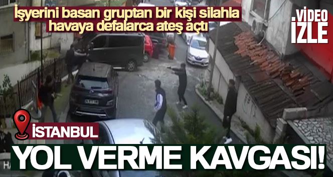 İstanbul’da dehşet anları kamerada: İşyerini basan gruptan bir kişi silahla havaya defalarca ateş açtı