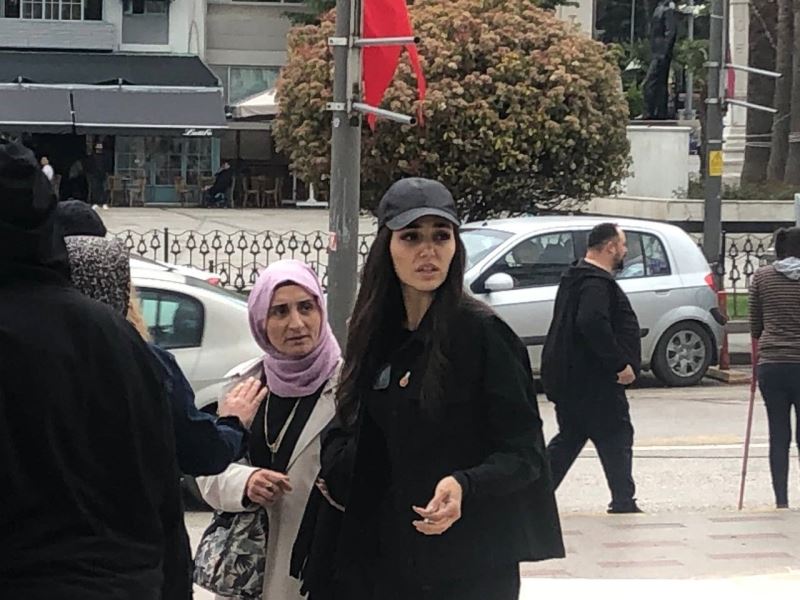 Ünlü oyuncu Hande Erçel Bandırma’da dedesinin cenazesine katıldı
