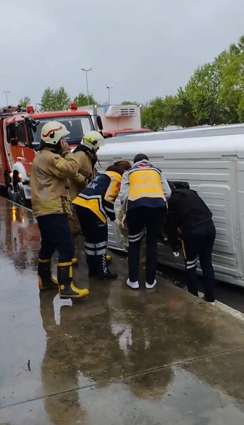 Pendik’te kaygan zemin kazaya neden oldu
