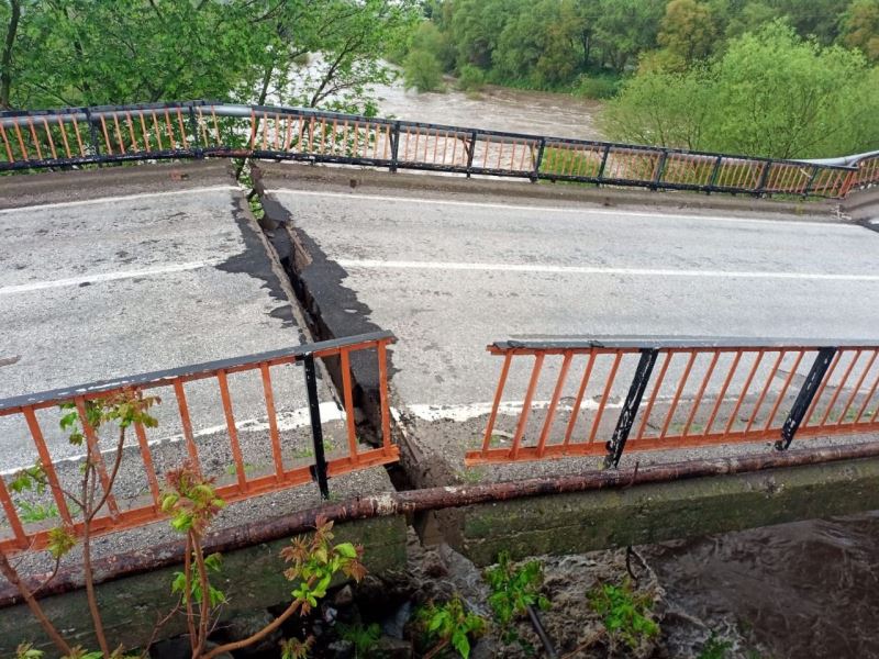 Sağanak yağışlar köprüye zarar verdi
