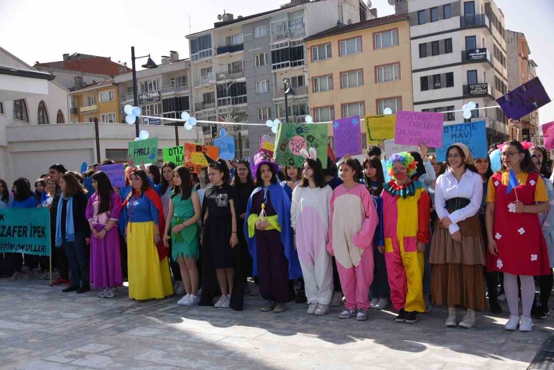 Bozüyük Çarşı Meydan’da Otizm Farkındalık Etkinliği düzenlendi