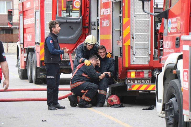 Alevlerin arasında kalan itfaiye eri hastanede hayatını kaybetti
