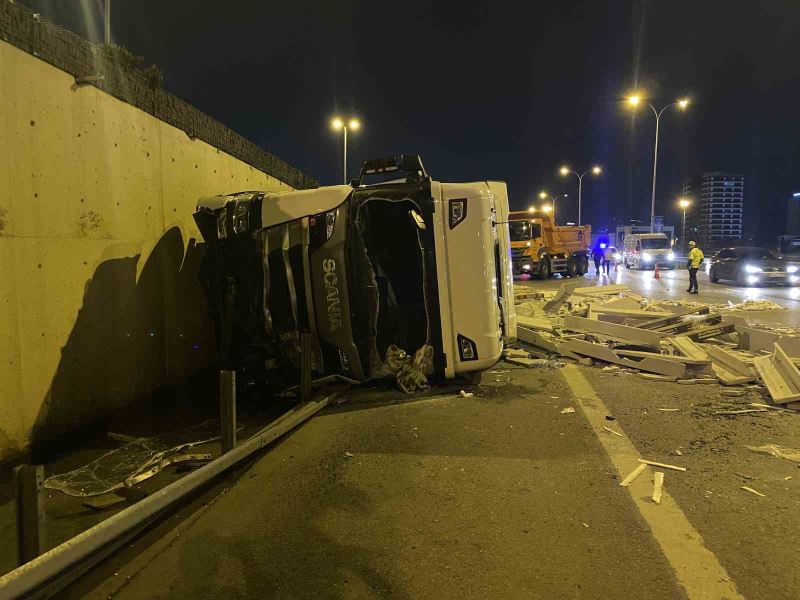 Maltepe’de kontrolden çıkan tır yol ayrımından D-100 kara yoluna düştü: 1 yaralı