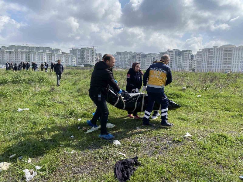 Küçükçekmece’de 21 yaşındaki genç arazide ölü bulundu
