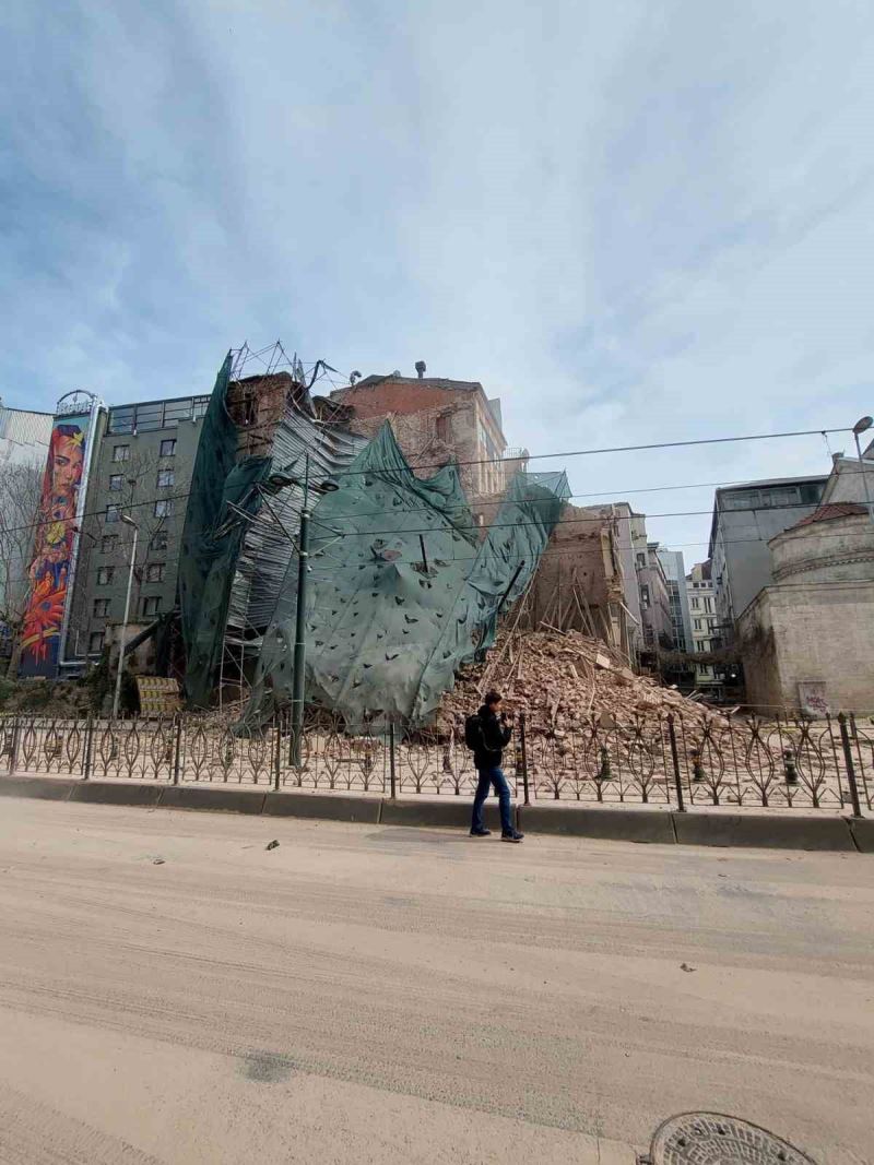 Beyoğlu’ndaki 5 katlı metruk bina tamamen çöktü: O anlar kamerada
