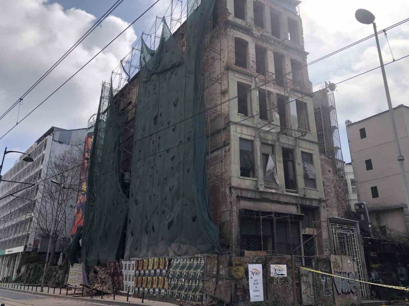 Beyoğlu’nda bir kısmı çöken 5 katlı metruk bina havadan görüntülendi
