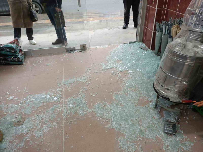 İstanbul’da kasap dükkanına kurşun yağdırdılar