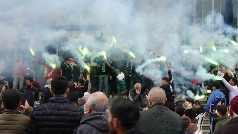 Taraftar yasağında kent merkezini stadyuma çevirdiler
