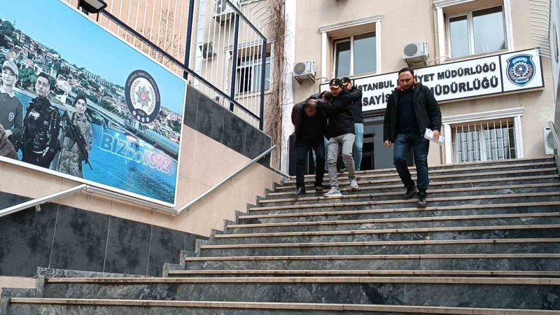 İstanbul’da kendilerini polis ve savcı olarak tanıtarak insanları dolandıran 2 şüpheli yakalandı
